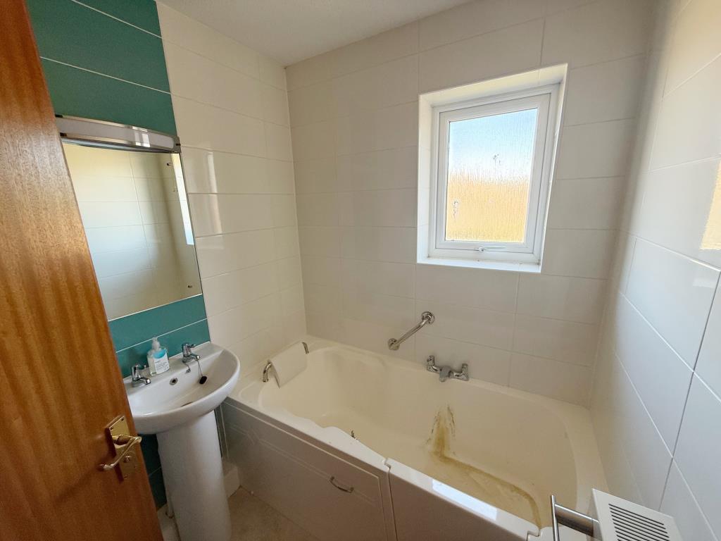 Lot: 32 - ONE-BEDROOM FLAT IN NEED OF IMPROVEMENT - Bath, sink and w.c.